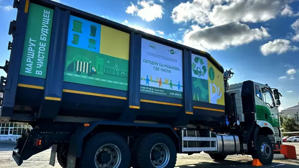 Новый уникальный мусоровоз вышел на линию в Екатеринбурге