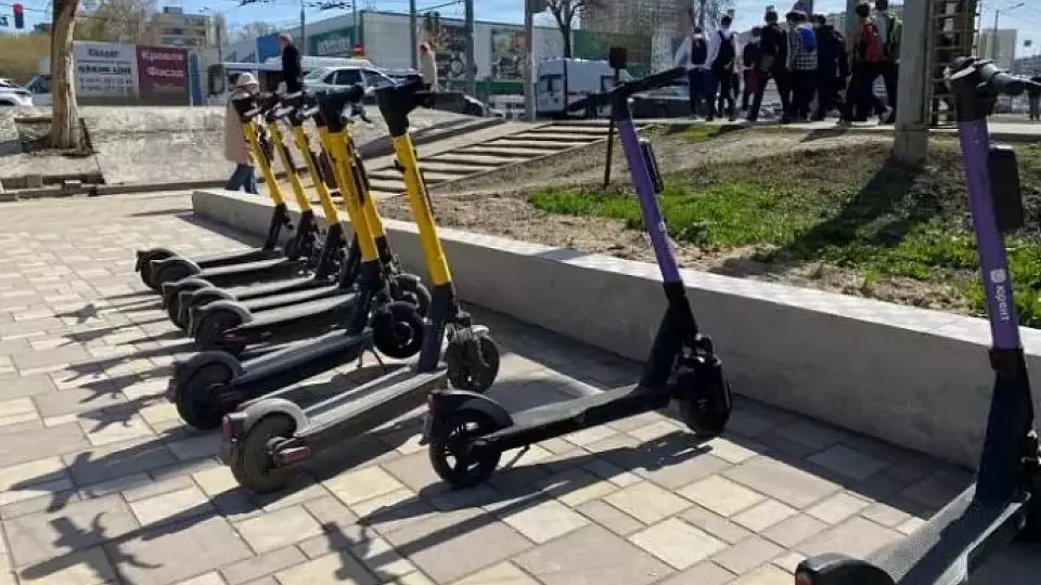В России детей могут начать учить ездить на электросамокатах