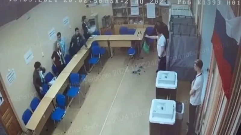 В Екатеринбурге мужчина попытался разлить зеленую краску на бюллетени