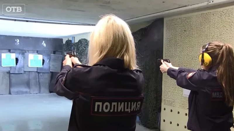 Женщины-полицейские приняли участие в традиционных соревнованиях по стрельбе