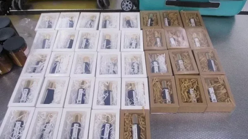 В Кольцово таможенники задержали пассажирку с 500 флаконами духов