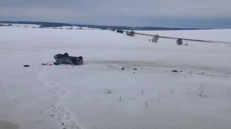 Водитель «Волги» на скорости вылетел с трассы и перевернулся