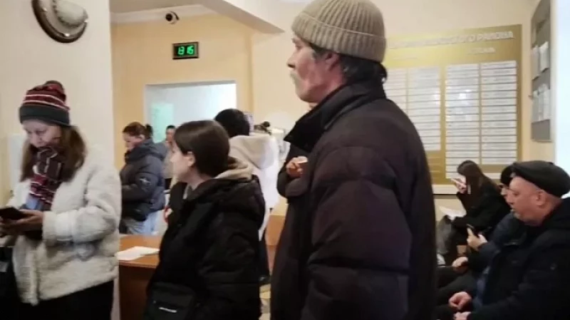 Около 300 человек сегодня пришли в администрацию Орджоникидзевского района