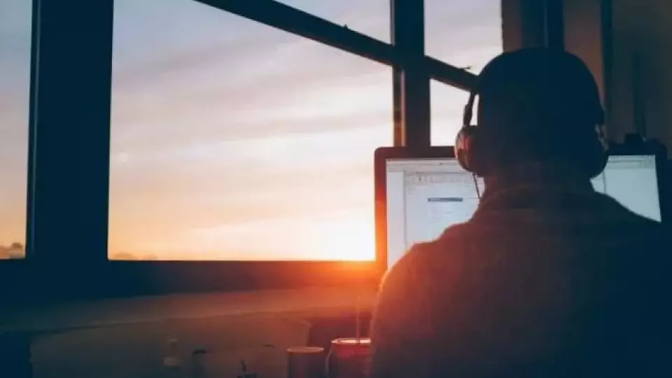 В России 7 из 10 работников регулярно остаются на работе допоздна