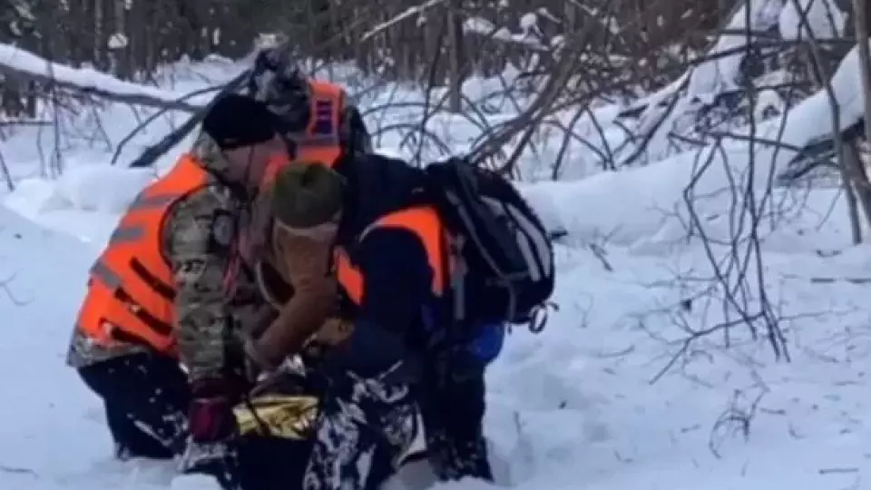 Волонтеры спасли мужчину, который сутки провел в лесу