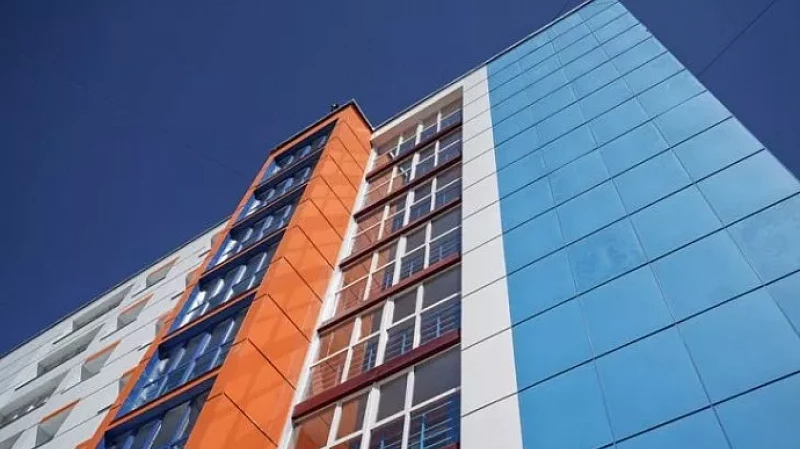 В Екатеринбурге девушка упала с 20 этажа, но выжила