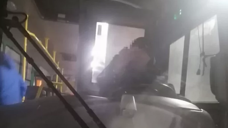 «Терминал не работает у нас, а пешком дальше пойдете вы»: водитель автобуса решил высадить девочек-подростков