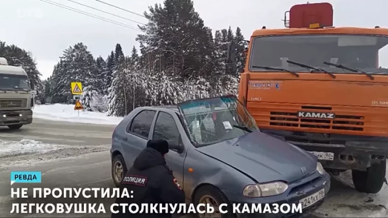 Не пропустила: легковушка столкнулась с КамАЗом