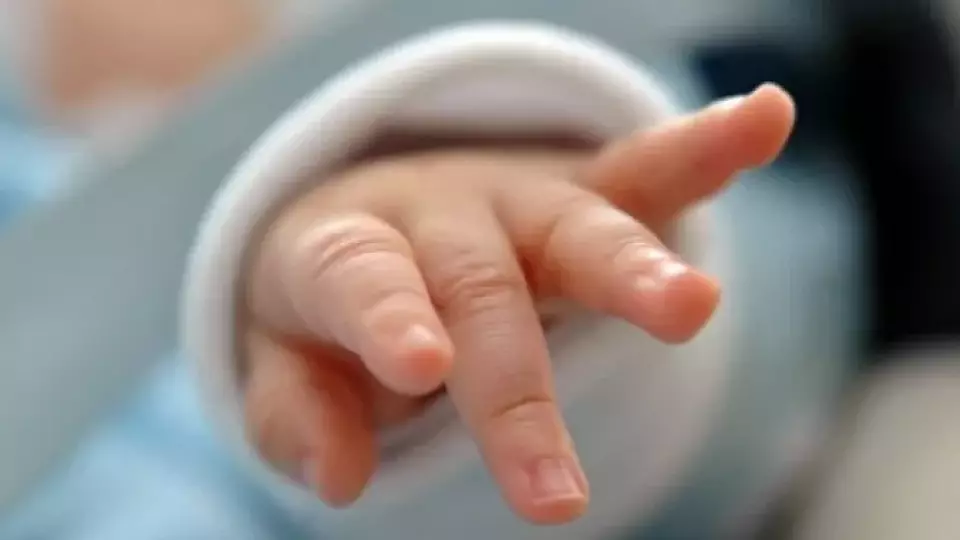 В Екатеринбурге 20-летняя девушка родила ребёнка и оставила его в пакете на улице