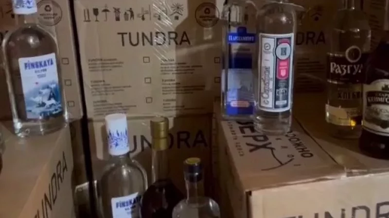 Палёный Hennessy разливали на Сортировке. К алкобарыгам нагрянули общественники