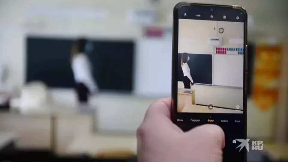 Екатеринбургские учителя поддержали запрет телефонов в школе