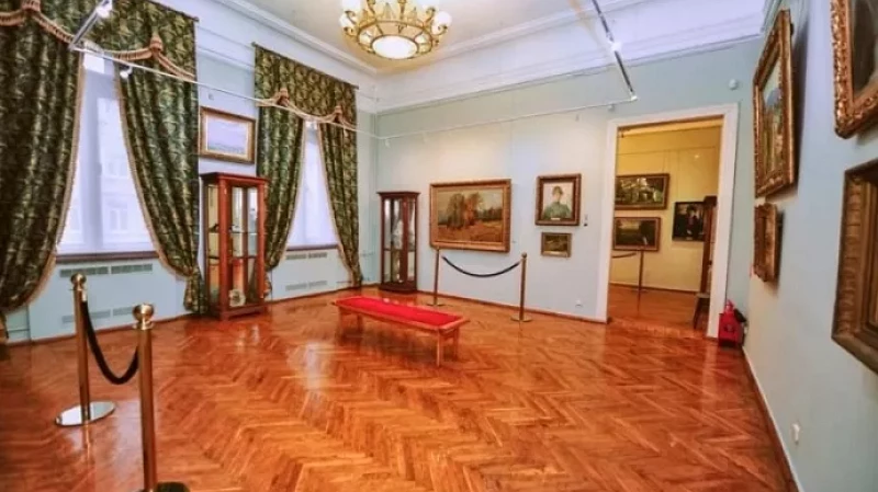 Картины из фондов Екатеринбурга представили на выставке во Владивостоке