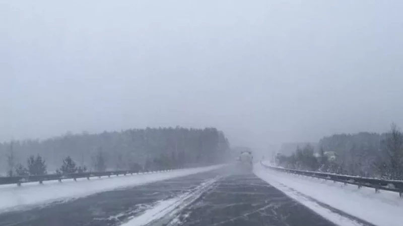Движение по ЕКАДу перекрыто из-за гололёда и множества ДТП