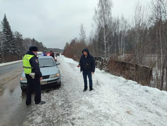 В Свердловской области автобус с пассажирами съехал в кювет и опрокинулся