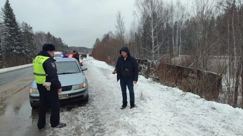 В Свердловской области автобус с пассажирами съехал в кювет и опрокинулся