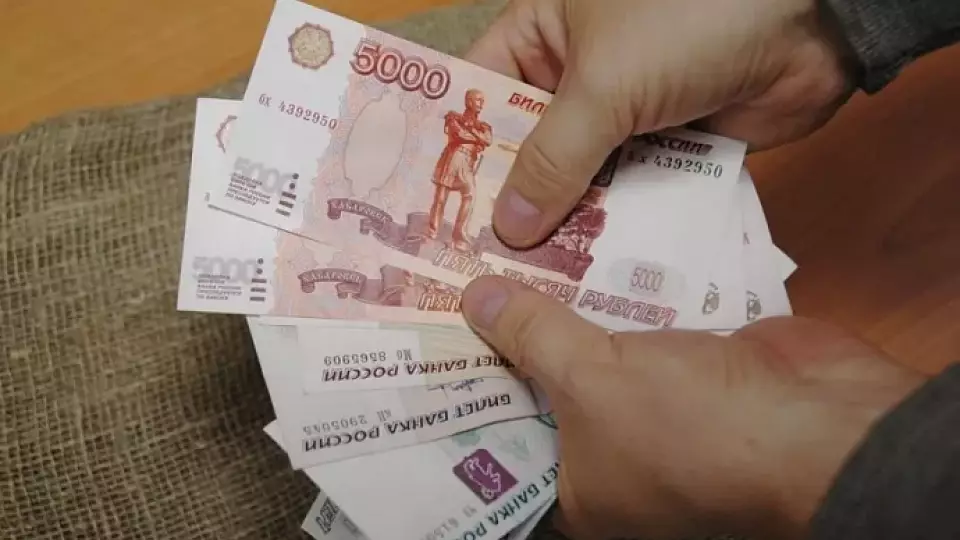 Зарплата жителей Свердловской области за год выросла на 16%