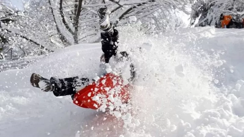 В Серове 2-летняя девочка несколько часов лежала в сугробе в одном памперсе