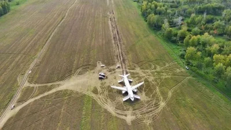 Ситуацию с посадкой самолета «Уральских авиалиний» в пшеничном поле будут расследовать дальше
