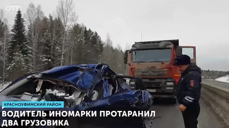 Водитель иномарки протаранил два грузовика