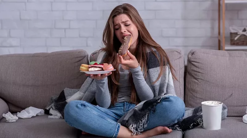 Около 63% россиян заедают стресс после работы