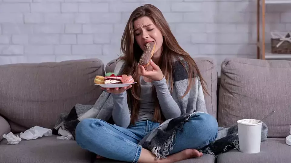 Около 63% россиян заедают стресс после работы