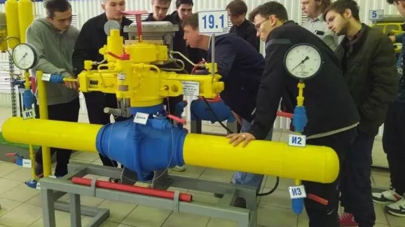 В Югре реализуют пилотный проект: старшеклассники осваивают рабочую профессию еще в школе