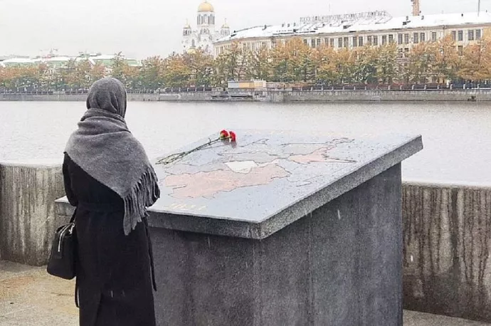 Екатеринбуржцы продолжают считать каменную карту города могильной плитой