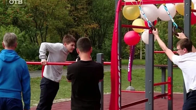 Воркаут в массы: «Верный отличник» подарил лицею в Берёзовском новую спортплощадку