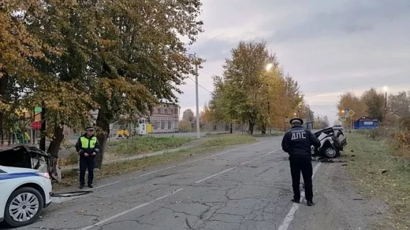 В Серове в результате ДТП автомобиль разорвало на части
