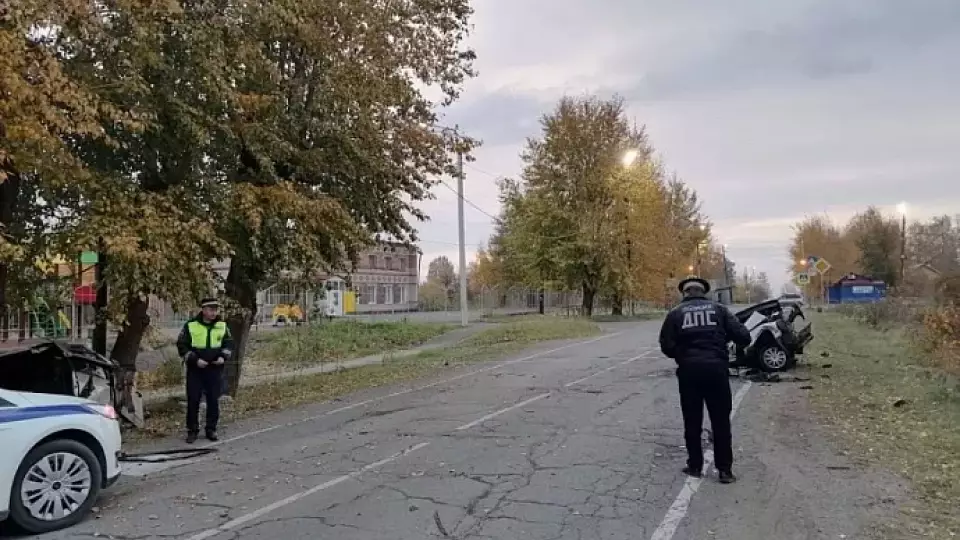 В Серове в результате ДТП автомобиль разорвало на части