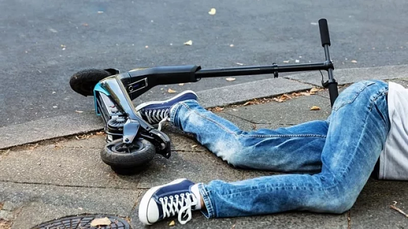 Эксперты выяснили, что женщины реже мужчин становятся виновниками ДТП с самокатами