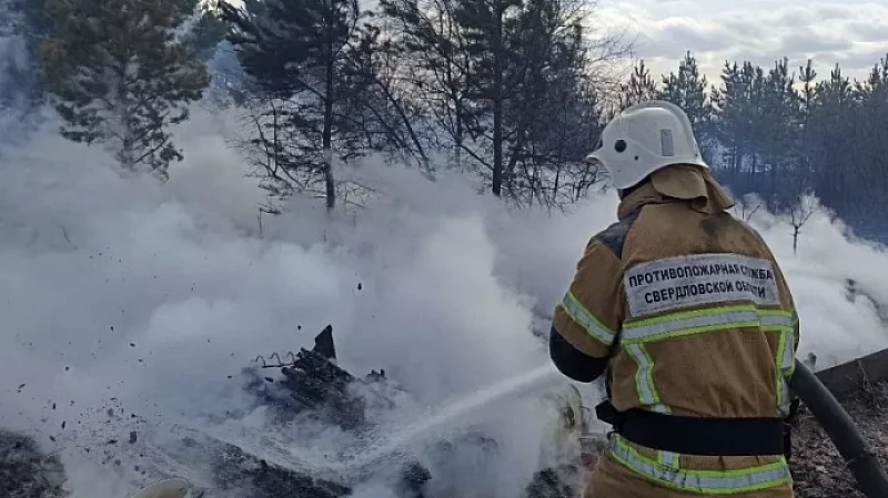 Власти региона выделили 160 млн рублей на премии пожарным за тушение свердловских посёлков