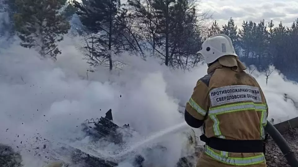 Власти региона выделили 160 млн рублей на премии пожарным за тушение свердловских посёлков
