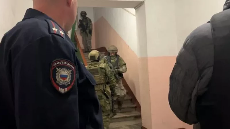 Мужчина, устроивший дебош в подъезде, задержан