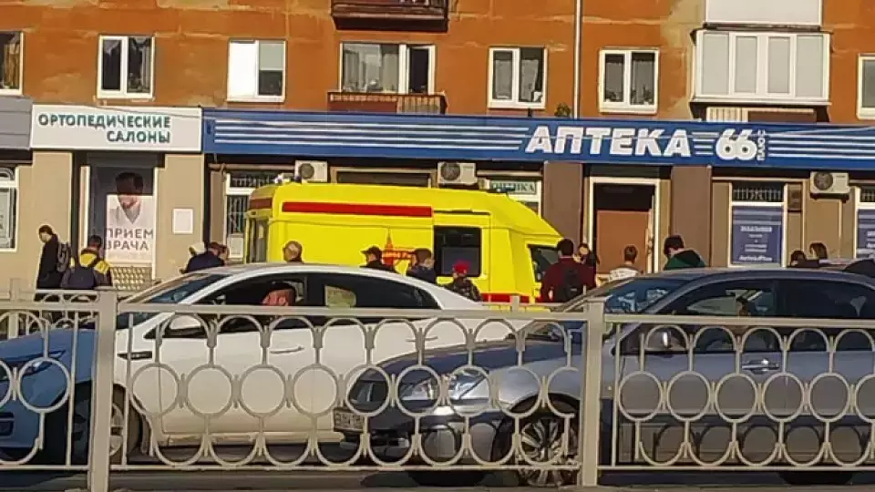 В Екатеринбурге женщина, оказавшаяся под поездом в метро, находится в тяжелом состоянии
