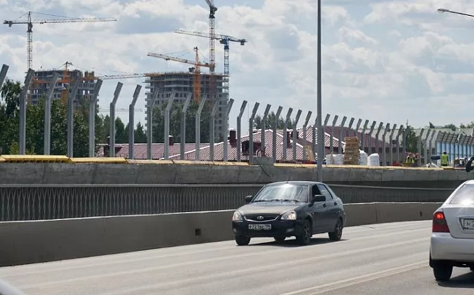 В Екатеринбурге на ЖБИ открыли проезд по правой эстакаде транспортной развязки