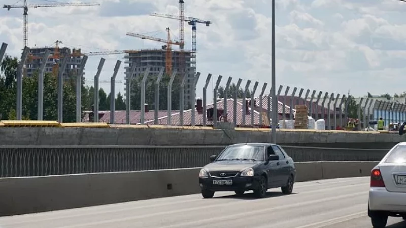 В Екатеринбурге на ЖБИ открыли проезд по правой эстакаде транспортной развязки