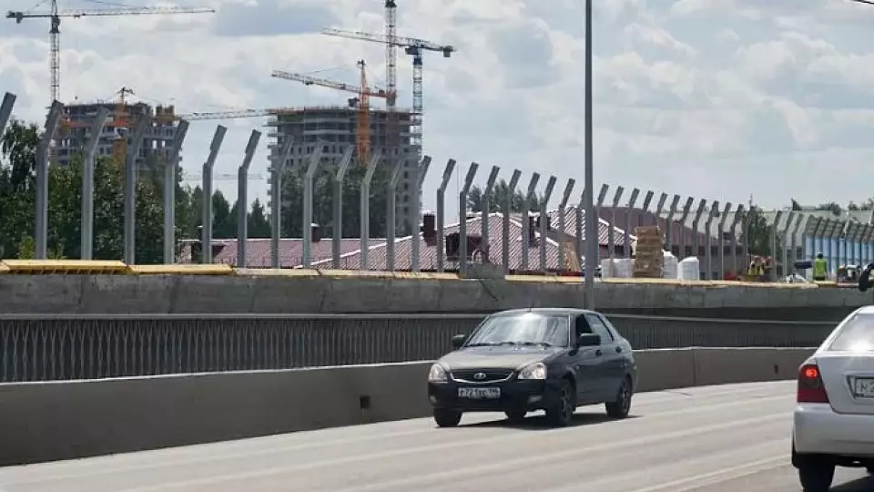 В Екатеринбурге на ЖБИ открыли проезд по правой эстакаде транспортной развязки