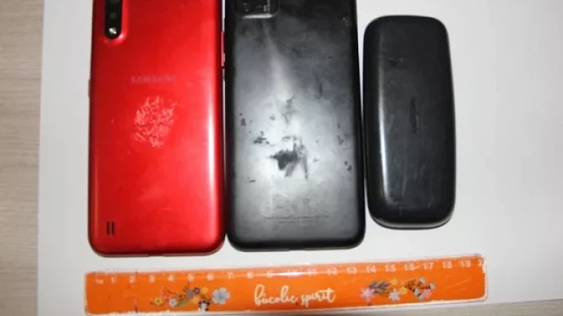 В упаковке из-под майонеза обвиняемому пытались передать три мобильных телефона