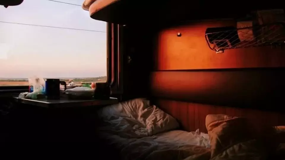 Новые правила РЖД разрешают пассажирам верхних полок законно пользоваться столиком