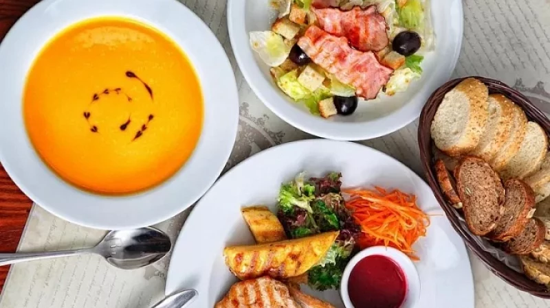 Екатеринбуржцы тратят на обед ежедневно около 340 рублей