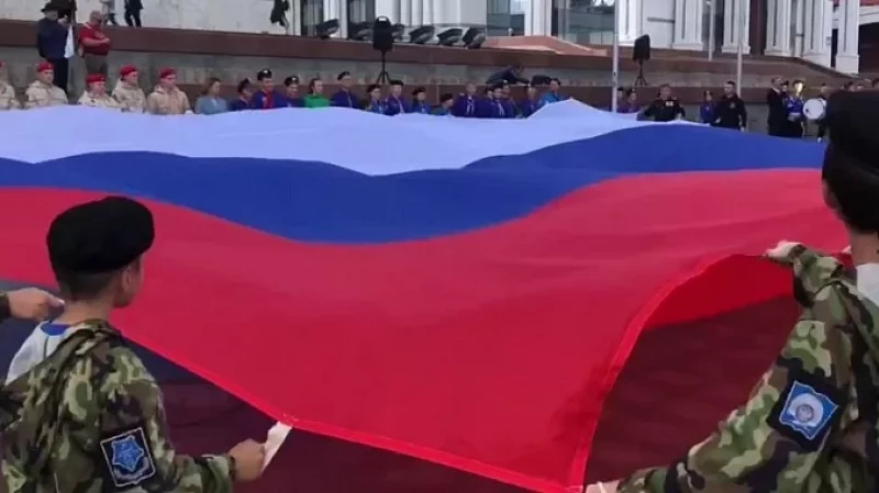 Российский триколор площадью 144 кв.метра растянули напротив правительства Свердловской области