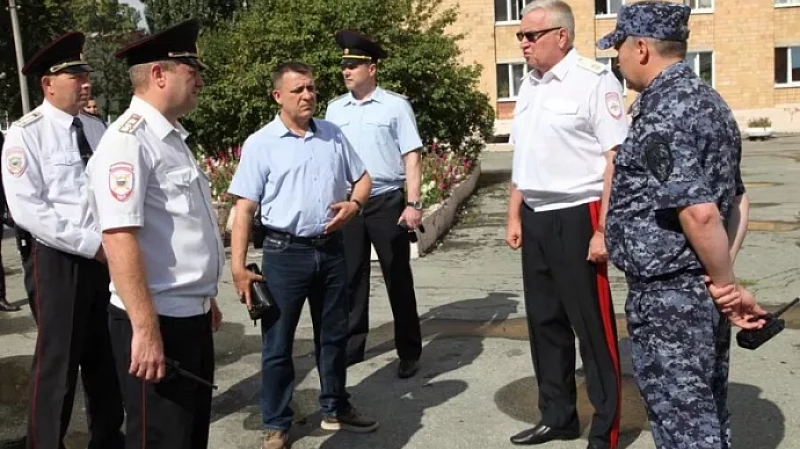 Генерал Мешков проинспектировал свердловских полицейских, работающих во время фестиваля университетского спорта