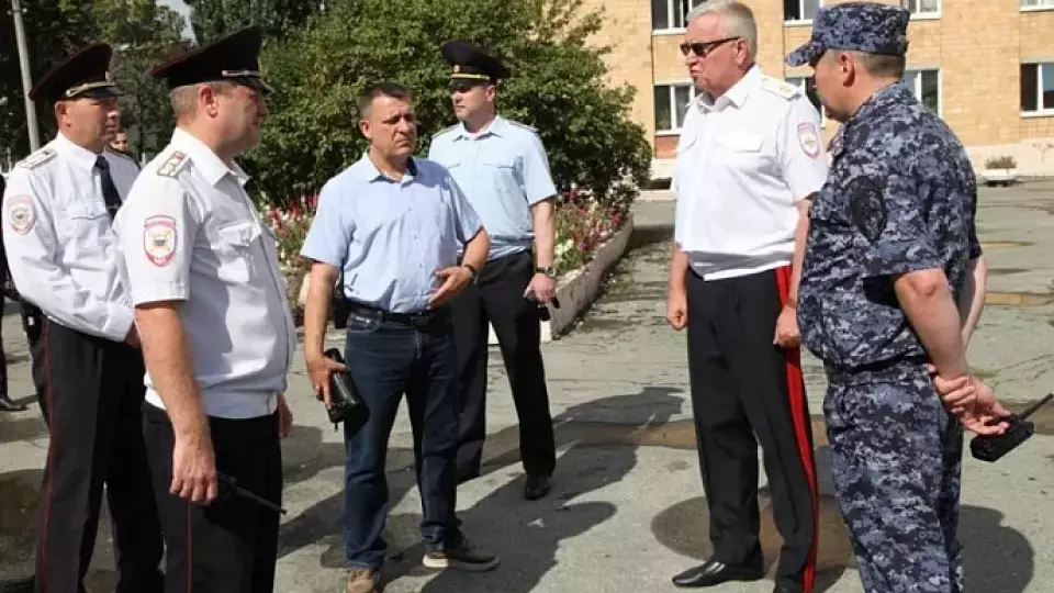 Генерал Мешков проинспектировал свердловских полицейских, работающих во время фестиваля университетского спорта