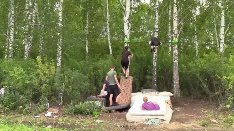 В Серове дети смастерили турник, чтобы заниматься спортом