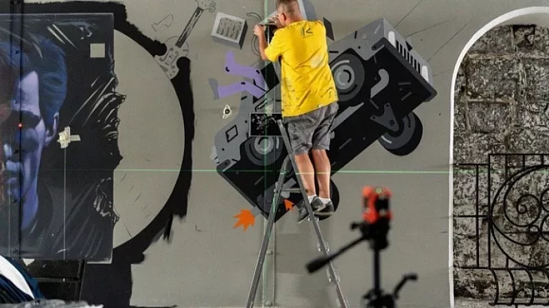 Художники показали, как преображают «Стену Виктора Цоя» в Екатеринбурге