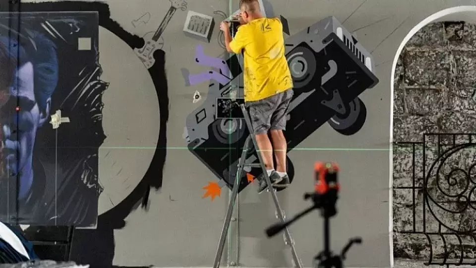 Художники показали, как преображают «Стену Виктора Цоя» в Екатеринбурге