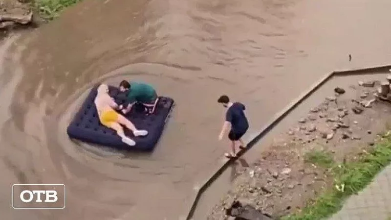 Каменск-Уральский ушел под воду, в Екатеринбурге затопило дороги