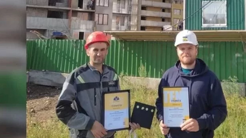 В Екатеринбурге строитель спас из пожара девушку с ребёнком