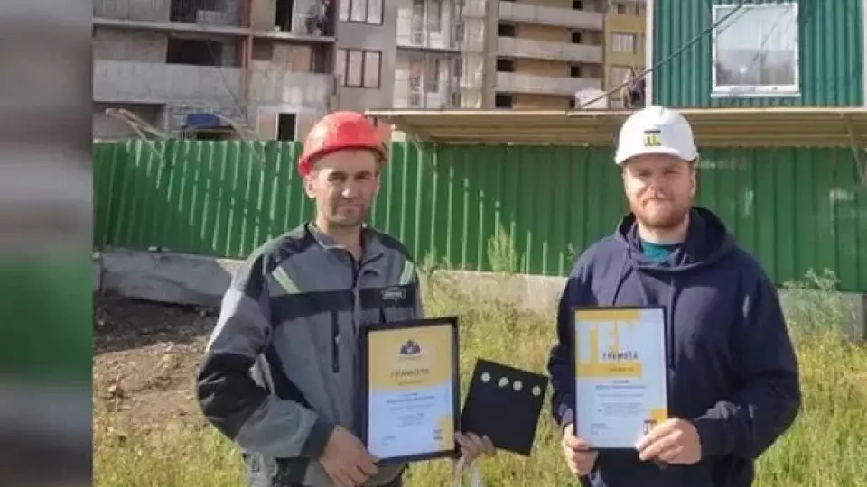 В Екатеринбурге строитель спас из пожара девушку с ребёнком